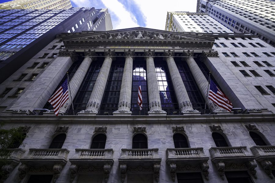 Fachada de la Bolsa de Nueva York con banderas de Estados Unidos