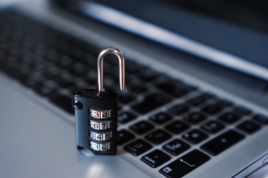Candado sobre el teclado de un portátil