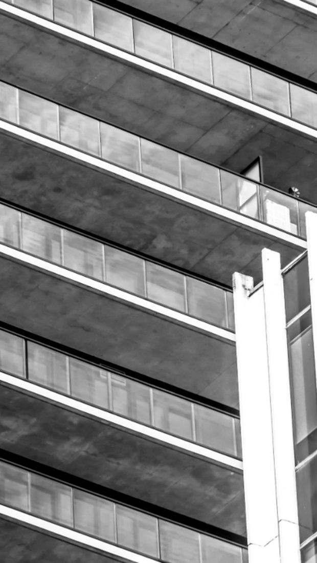 Fachada de un edificio de oficinas en blanco y negro
