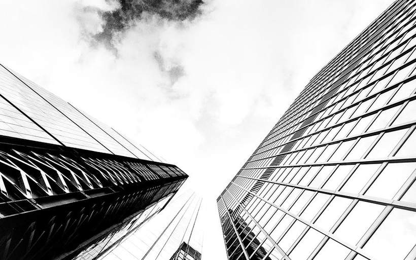 Rascacielos convergentes en blanco y negro