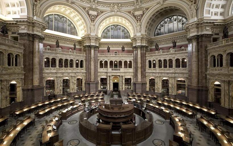 Sala de lectura de una gran biblioteca